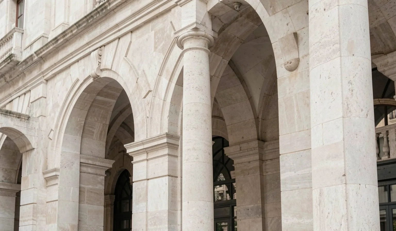 Plaza institucional española al amanecer con luz suave sobre arquitectura de piedra