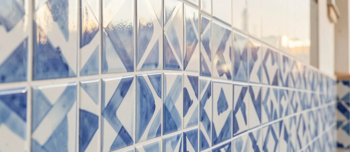 Detalle de azulejos cerámicos vidriados en un edificio público español