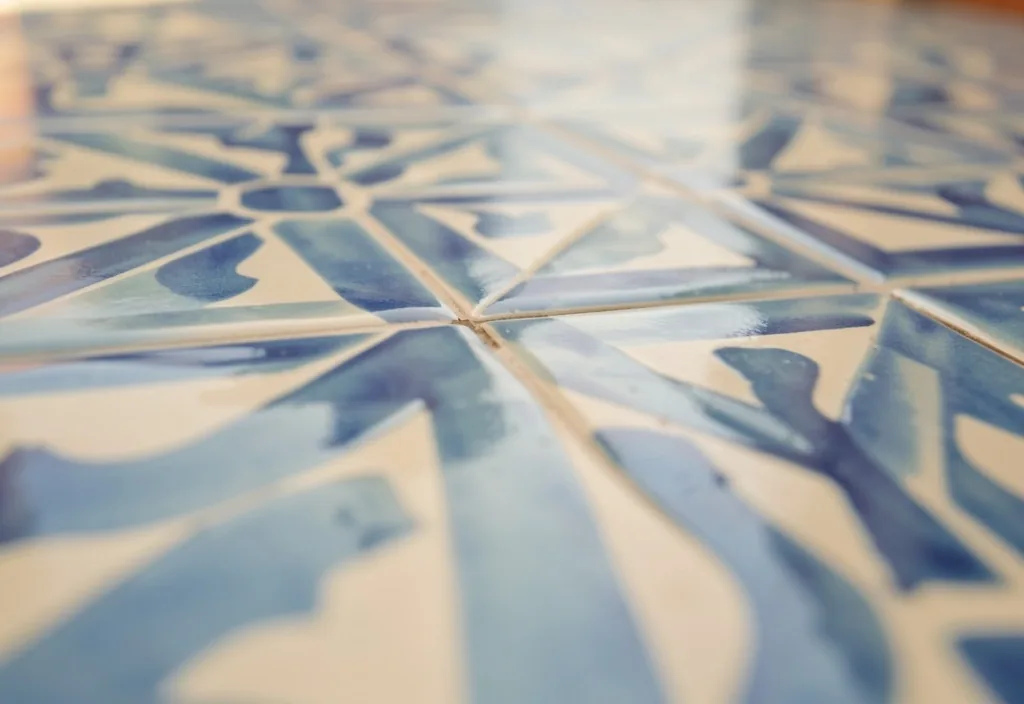 Azulejos cerámicos en edificio público español