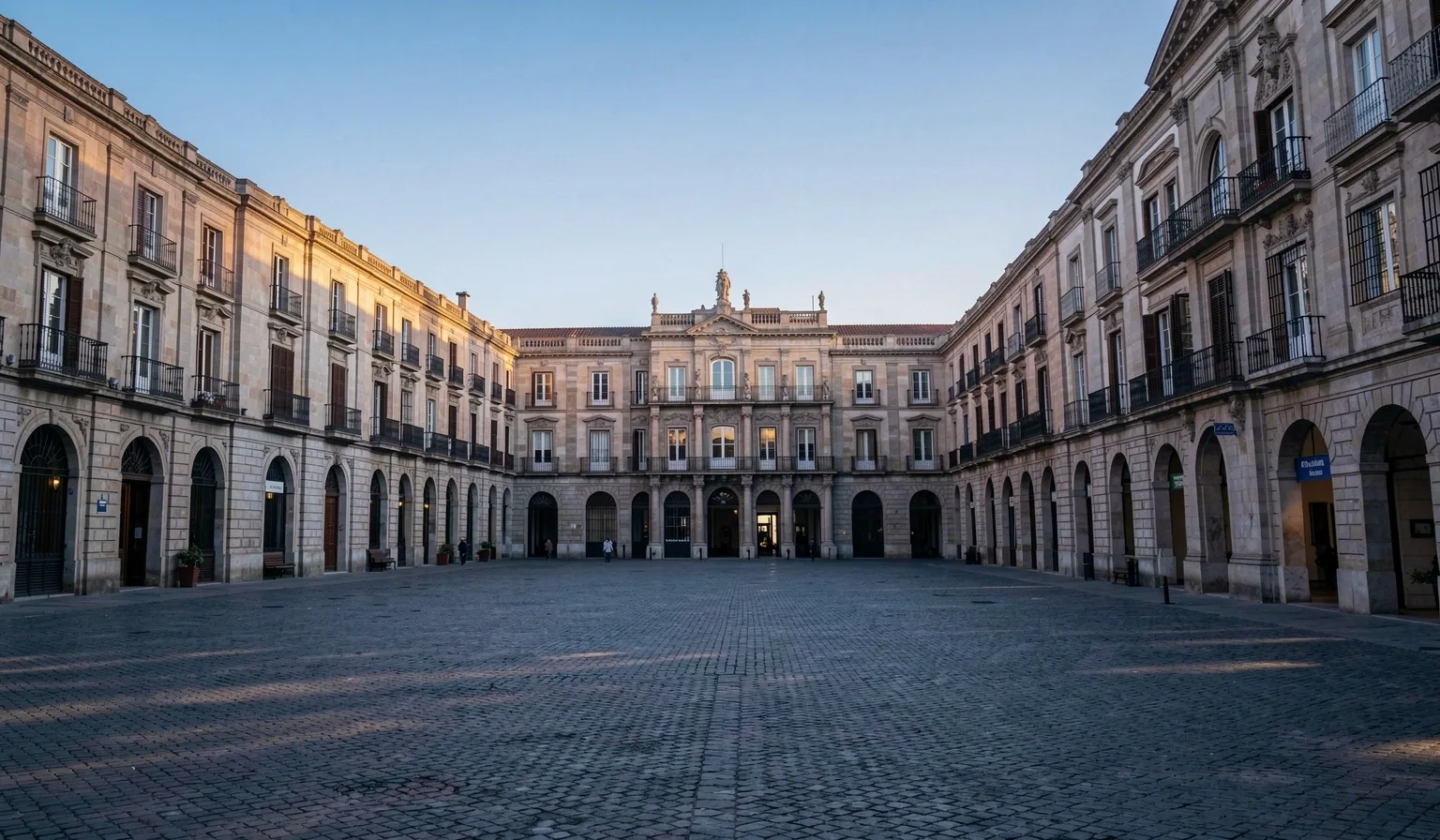Plaza pública al amanecer en Madrid
