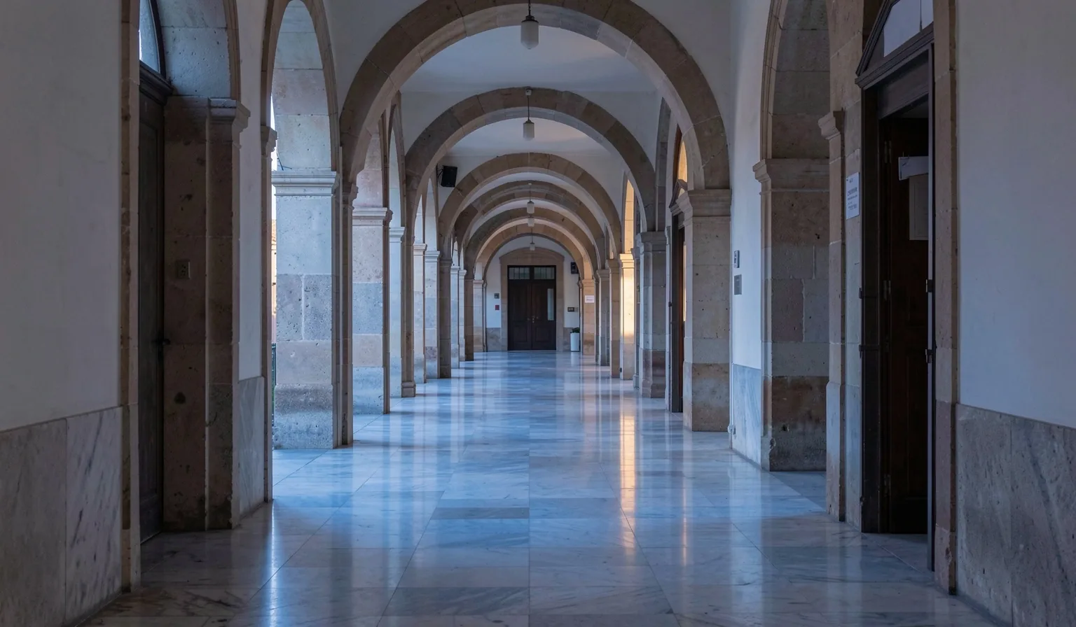 Pasillo vacío en un edificio público español al amanecer